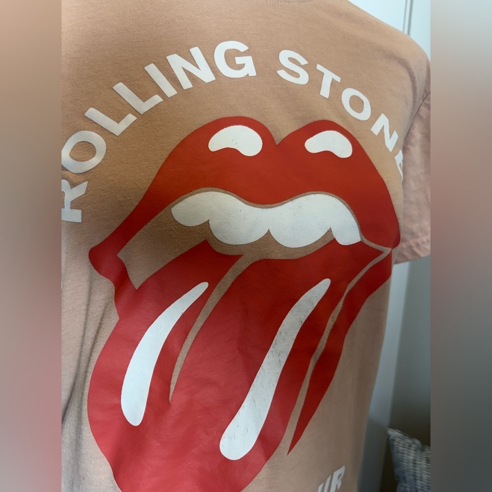 Rolling Stones Logo Band Tee Tan Pale Pink Graphic T-Shirt Size XS Rock Music - Picture 7 of 10